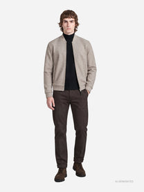 Pantalone Gaubert slim fit in cotone marrone - indossato, look completo
