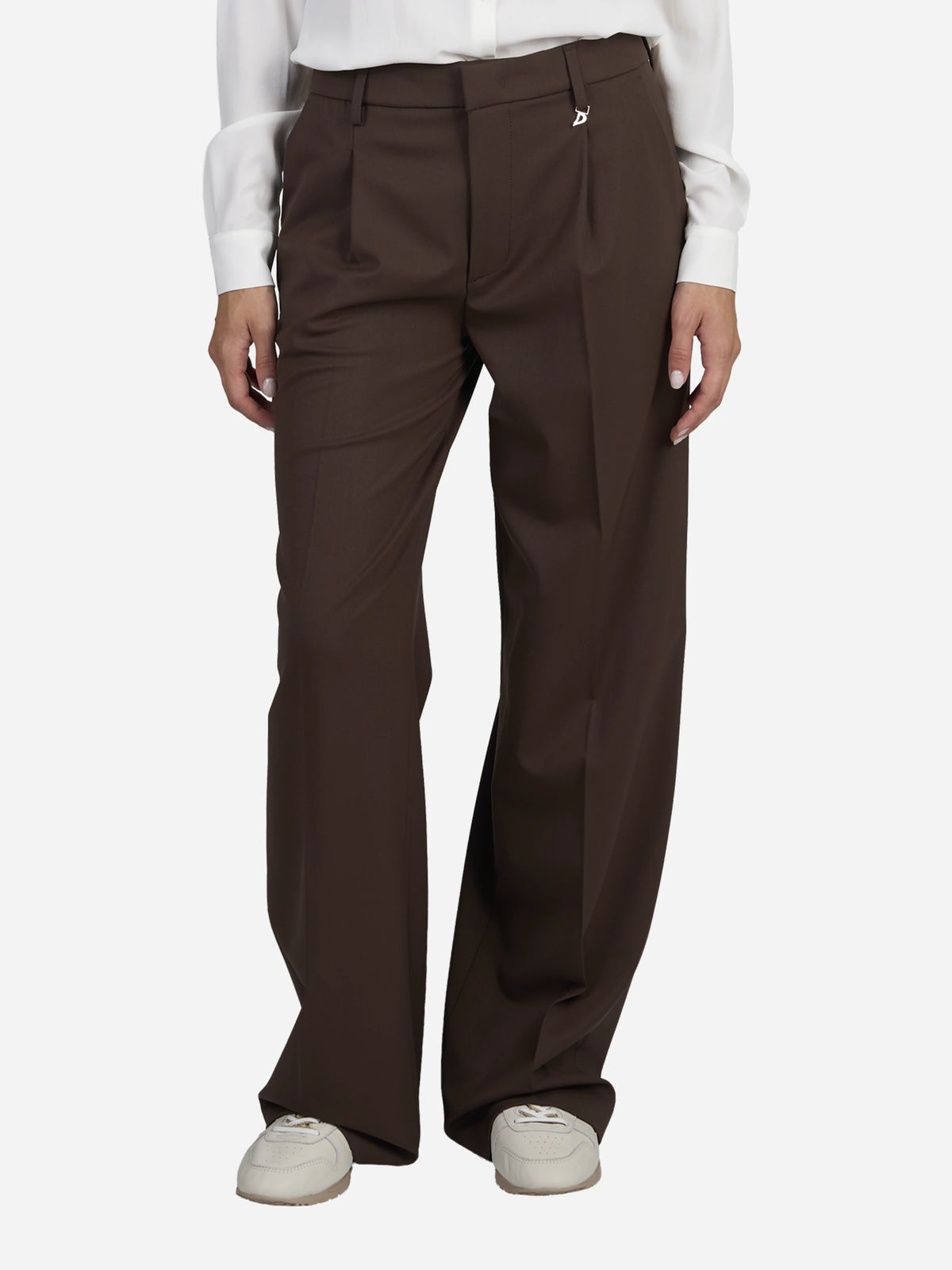 Pantaloni Lia loose fit marroni - indossato, vista frontale