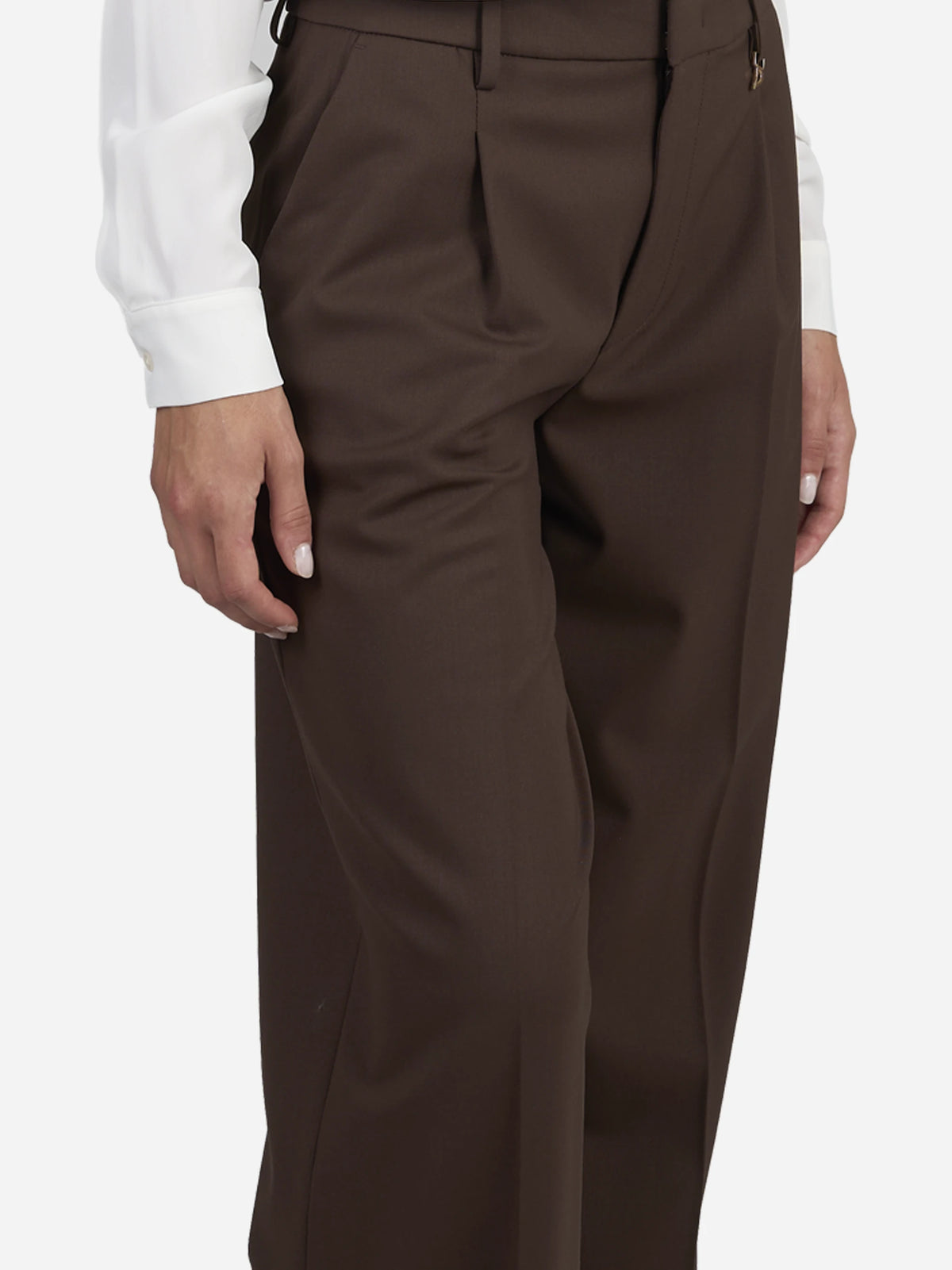 Pantaloni Lia loose fit marroni - dettaglio indossato