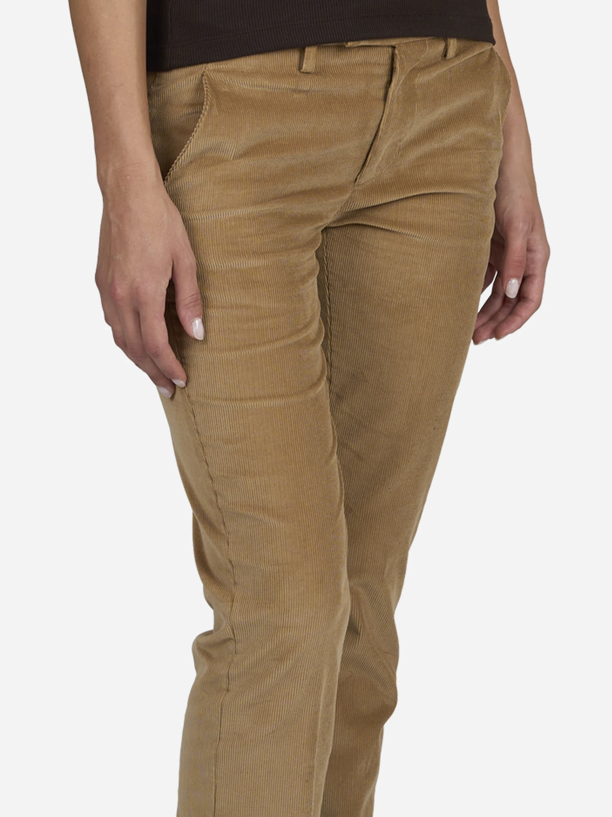 Pantaloni Eleanor regular fit in velluto beige - dettaglio indossato