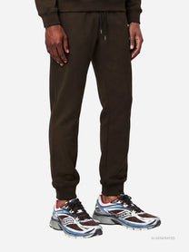 Pantaloni jogging in felpa marroni - dettaglio indossato