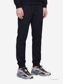 Pantaloni jogging in felpa blu - dettaglio indossato