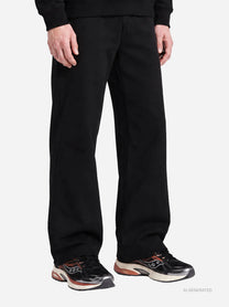 Pantaloni jogger regular in felpa neri - dettaglio indossato