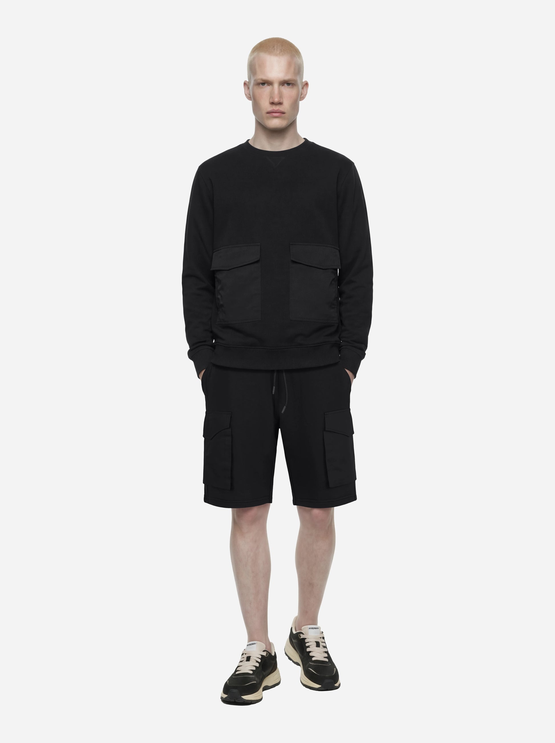 Shorts in jersey nero con tasche