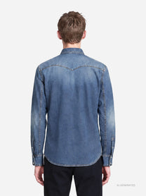 Camicia texana regular-fit in denim blu - indossato, vista posteriore