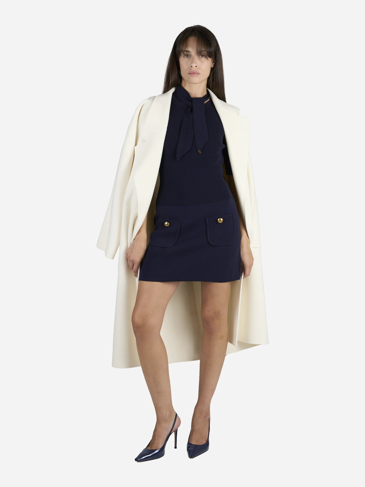Mini abito in maglia con bottoni gioiello blu - indossato, posa alternativa