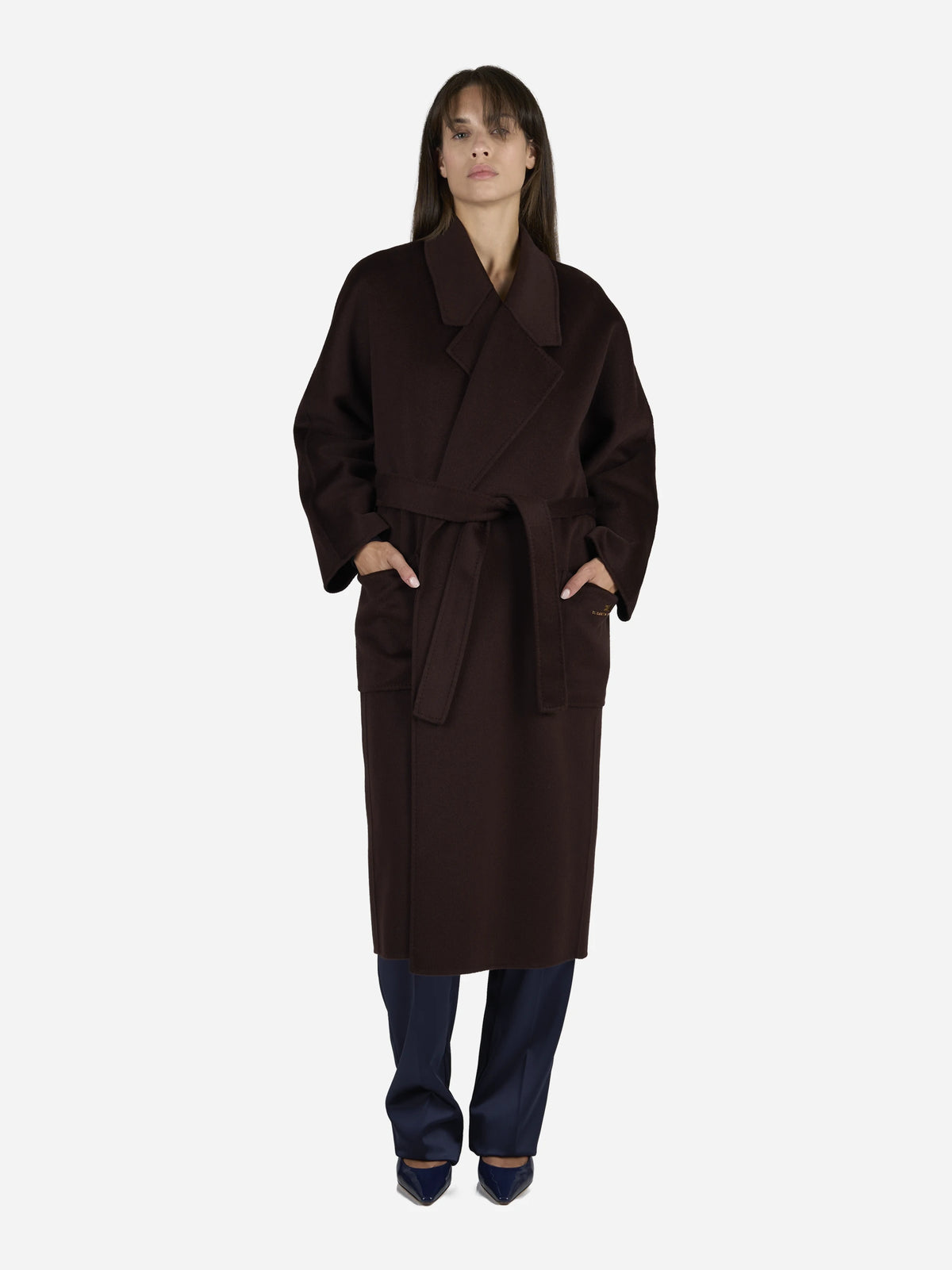 Cappotto a vestaglia in lana dark chocolate - indossato, vista frontale