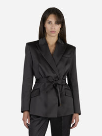 Giacca in raso stretch con cintura nera - indossato, vista frontale