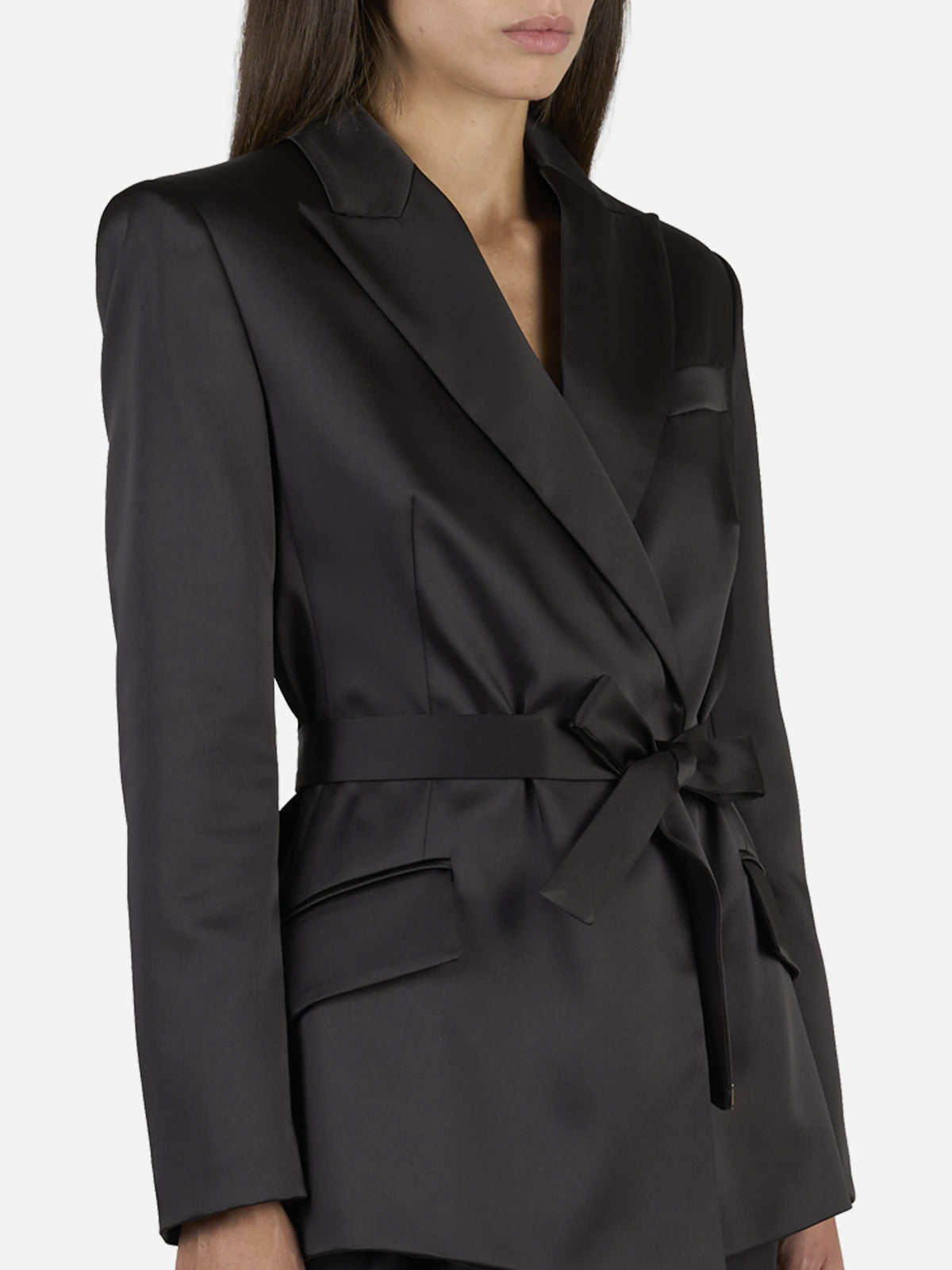 Giacca in raso stretch con cintura nera - dettaglio indossato