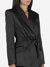 Giacca in raso stretch con cintura nera - dettaglio indossato