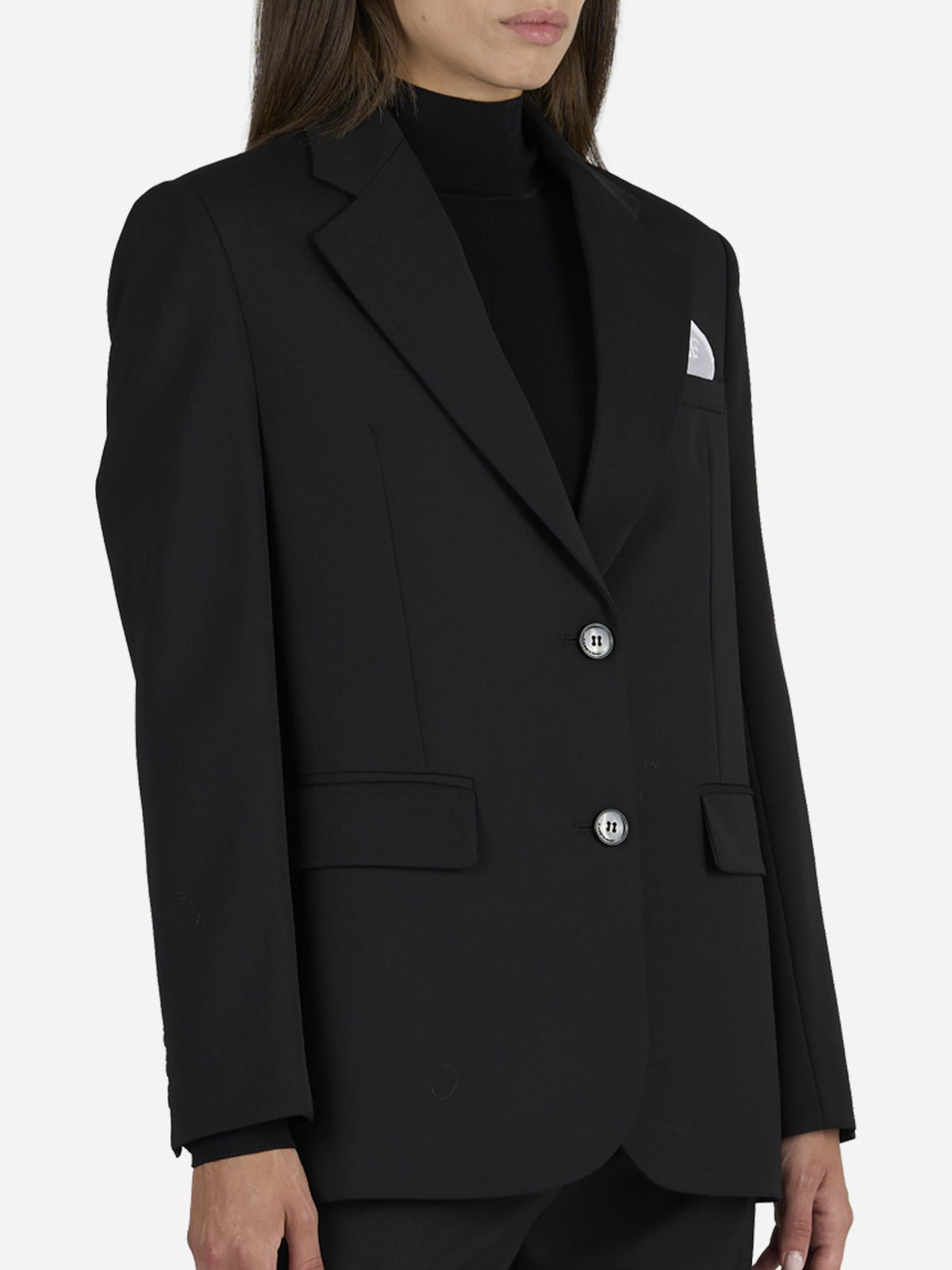 Giacca monopetto in gabardina nera - dettaglio indossato