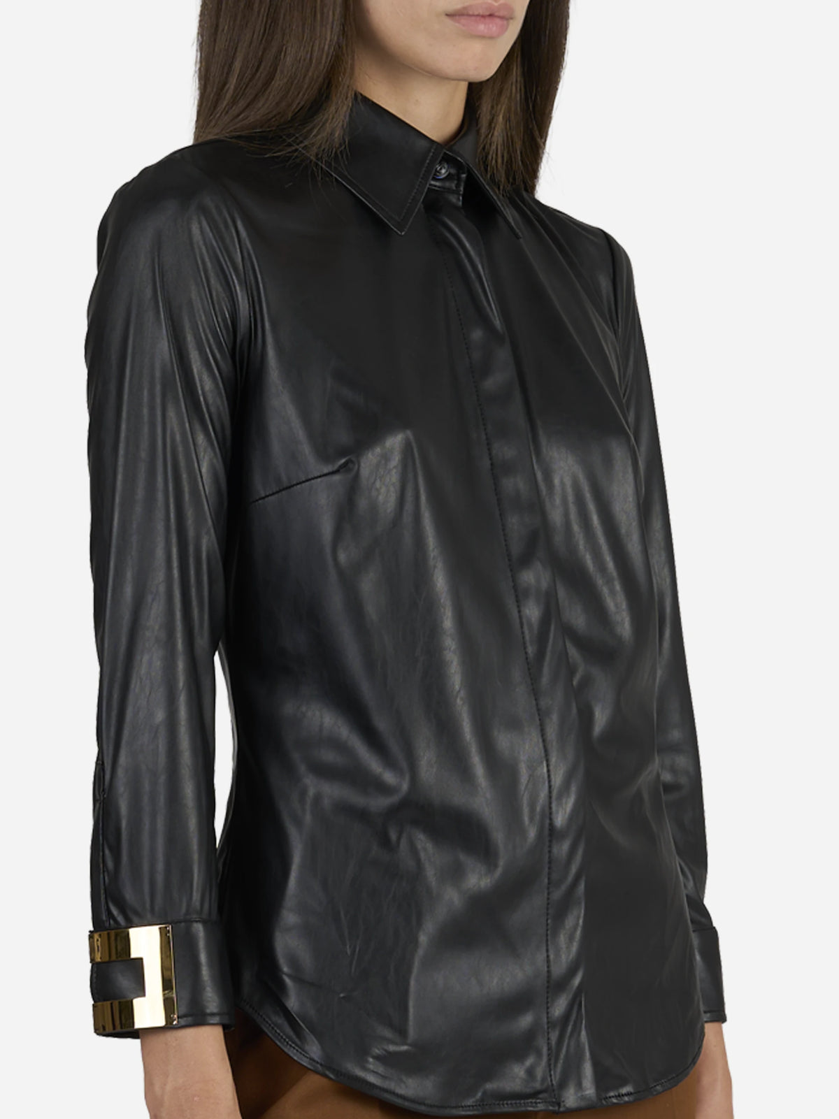 Camicia con logo gioiello nera - dettaglio indossato