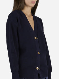 Cardigan con bottoni gioiello blu - dettaglio indossato