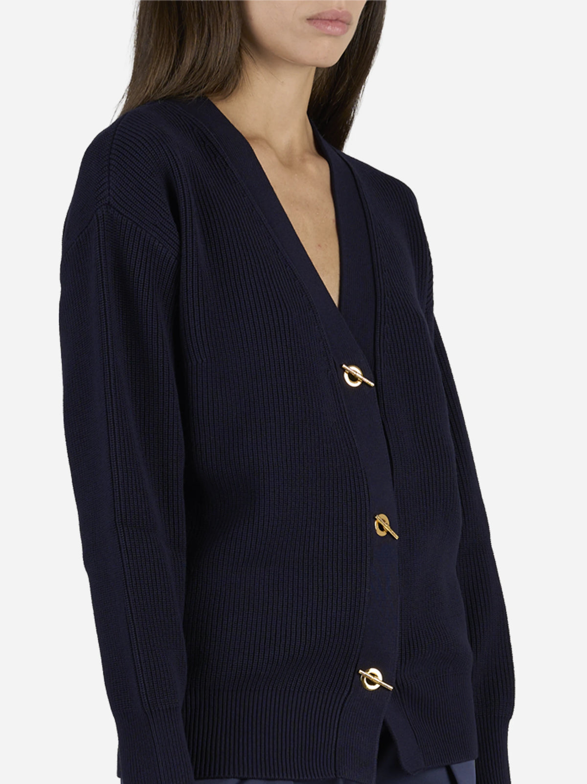 Cardigan con bottoni gioiello blu - dettaglio indossato