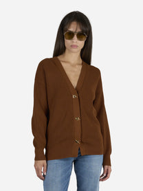Cardigan con bottoni gioiello marrone - indossato, vista frontale