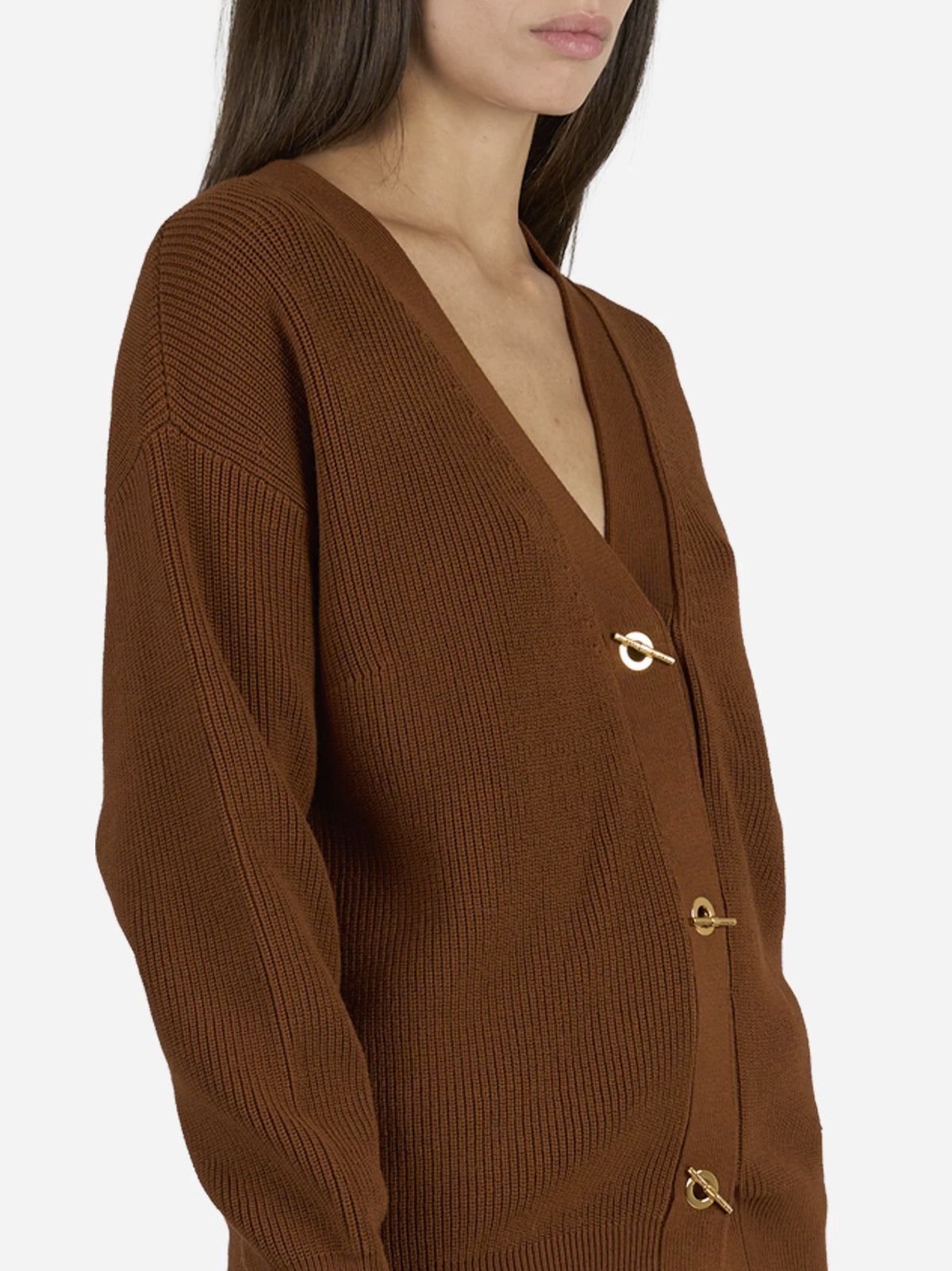 Cardigan con bottoni gioiello marrone - dettaglio indossato