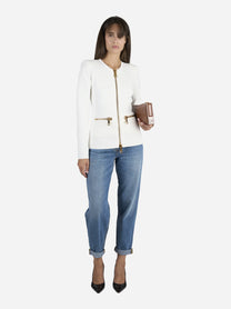 Cardigan in maglia con zip bianco - indossato, posa alternativa