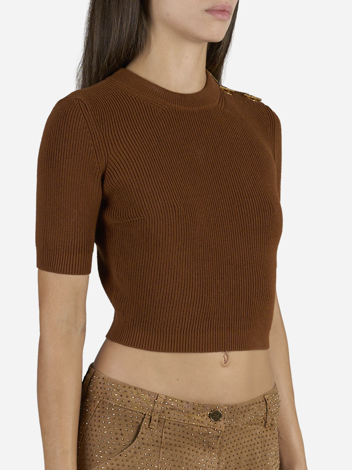 Top in maglia con dettagli gioiello marrone - dettaglio indossato