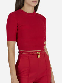 Top in maglia con dettagli gioiello rosso - dettaglio indossato