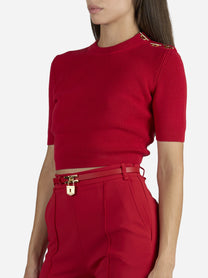 Top in maglia con dettagli gioiello rosso - indossato, posa alternativa