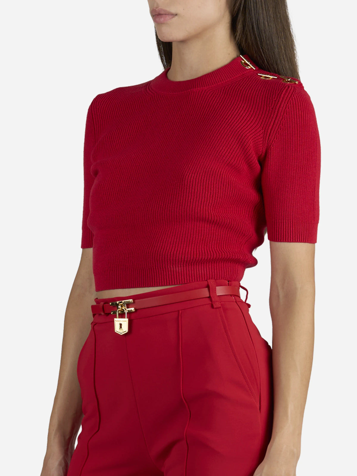 Top in maglia con dettagli gioiello rosso - indossato, posa alternativa