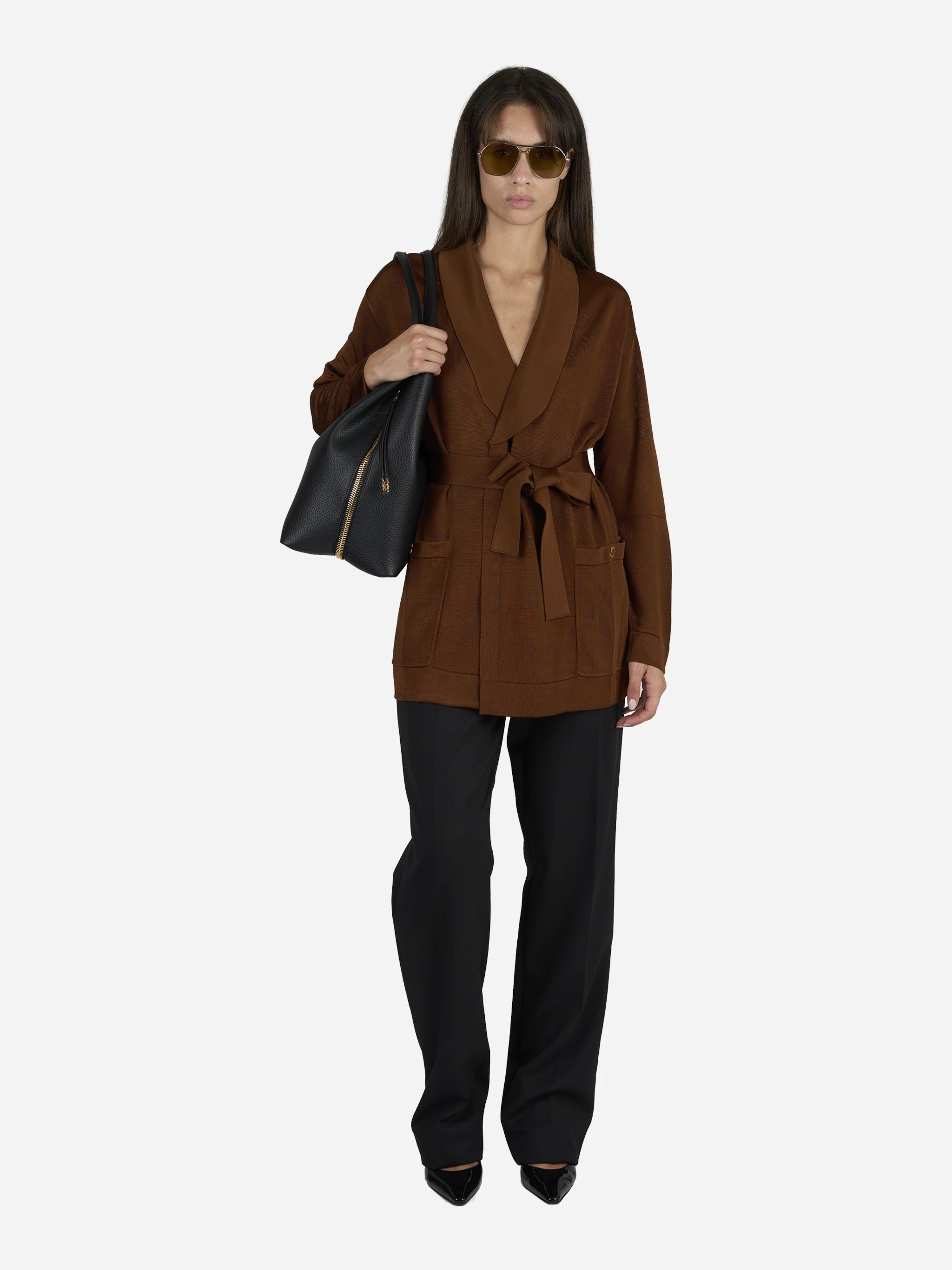 Cardigan in viscosa con cintura marrone - indossato, posa alternativa