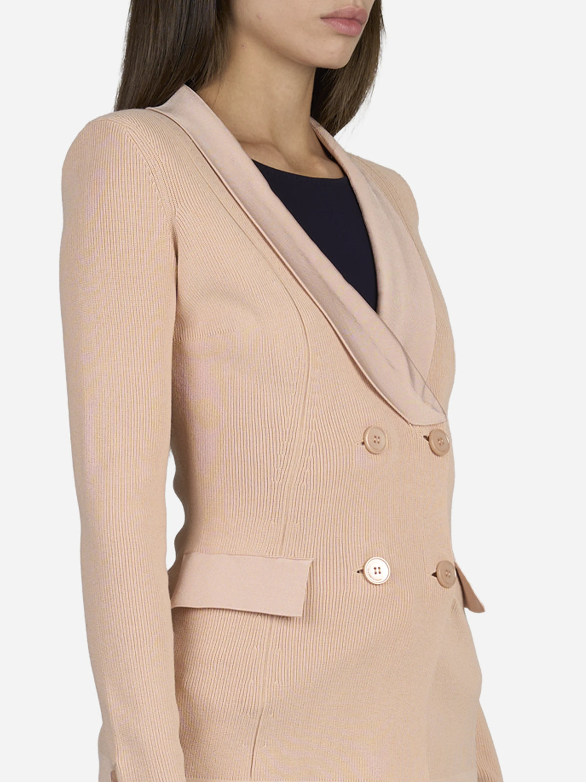 Giacca in maglia doppiopetto rosa - dettaglio indossato