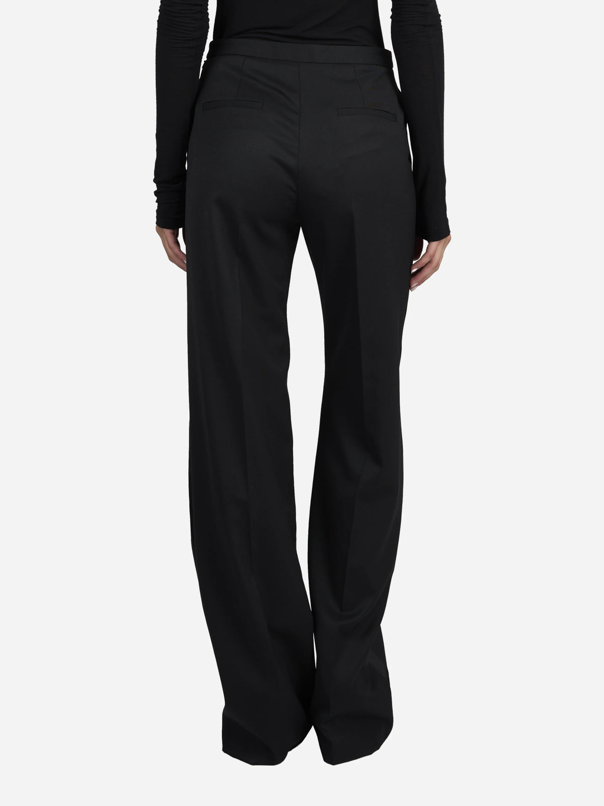 Pantaloni ampi in gabardina neri - indossato, vista posteriore