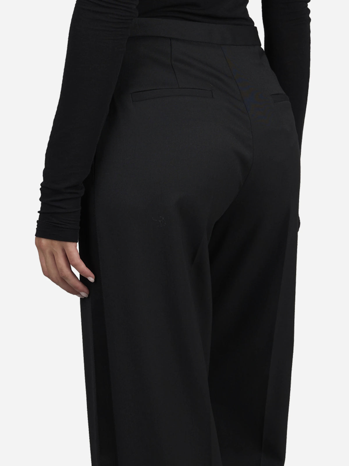 Pantaloni ampi in gabardina neri - indossato, dettaglio prodotto