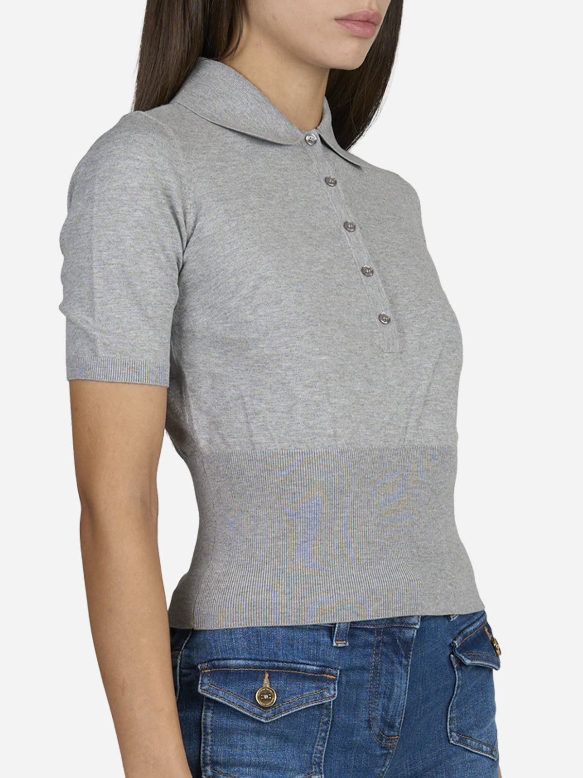 Polo in maglia di viscosa grigia - dettaglio indossato