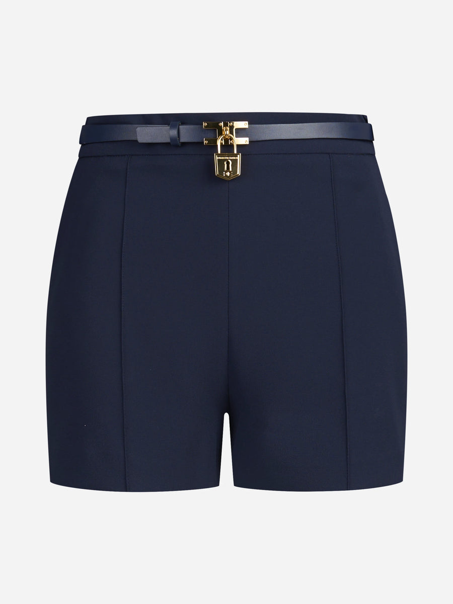 Shorts in crêpe leggero con cintura blu - vista frontale