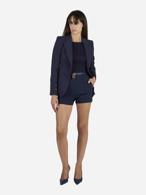Shorts in crêpe leggero con cintura blu - indossato, posa alternativa