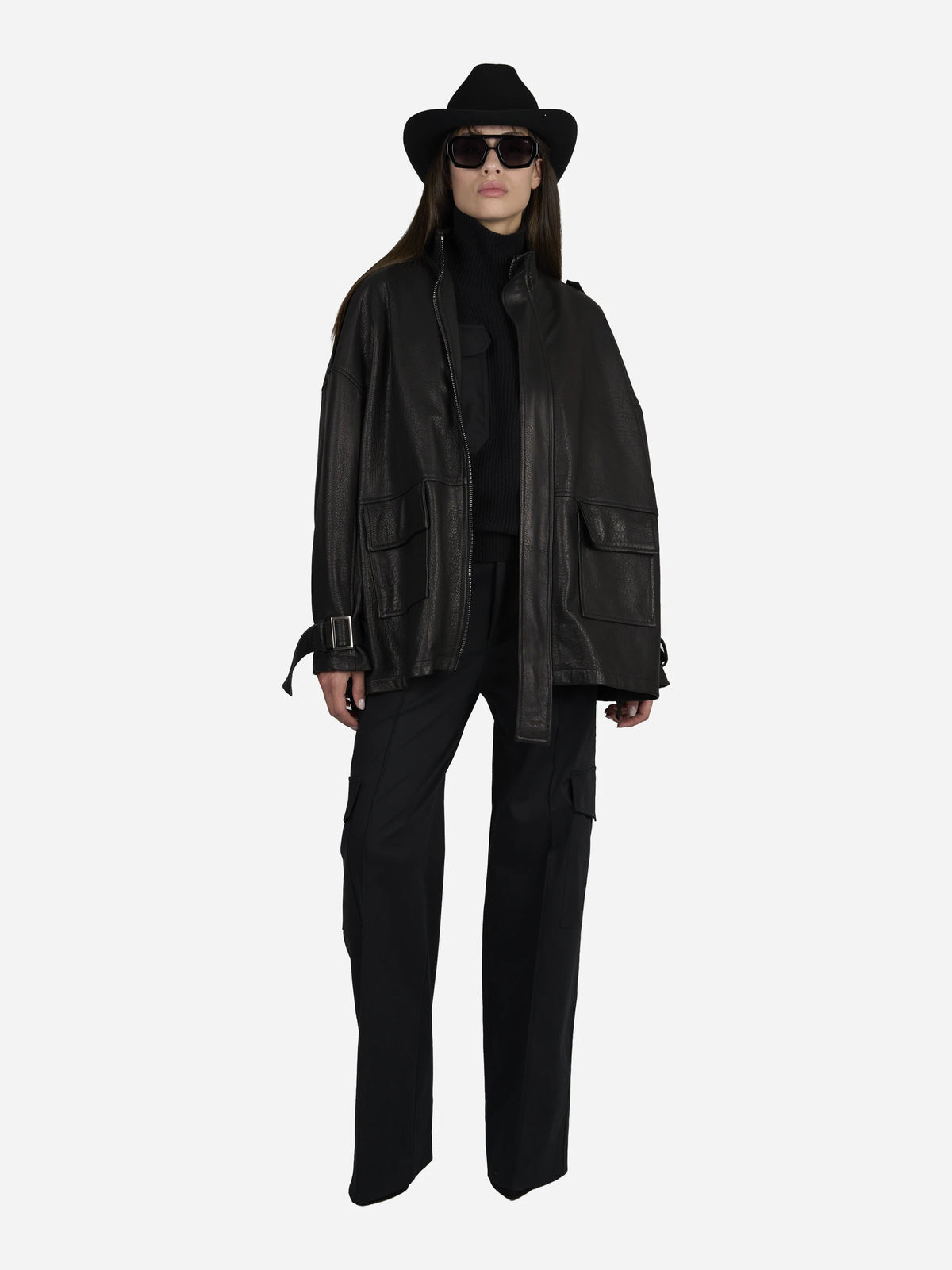 Giacca in pelle con spalline nera - indossato, look completo