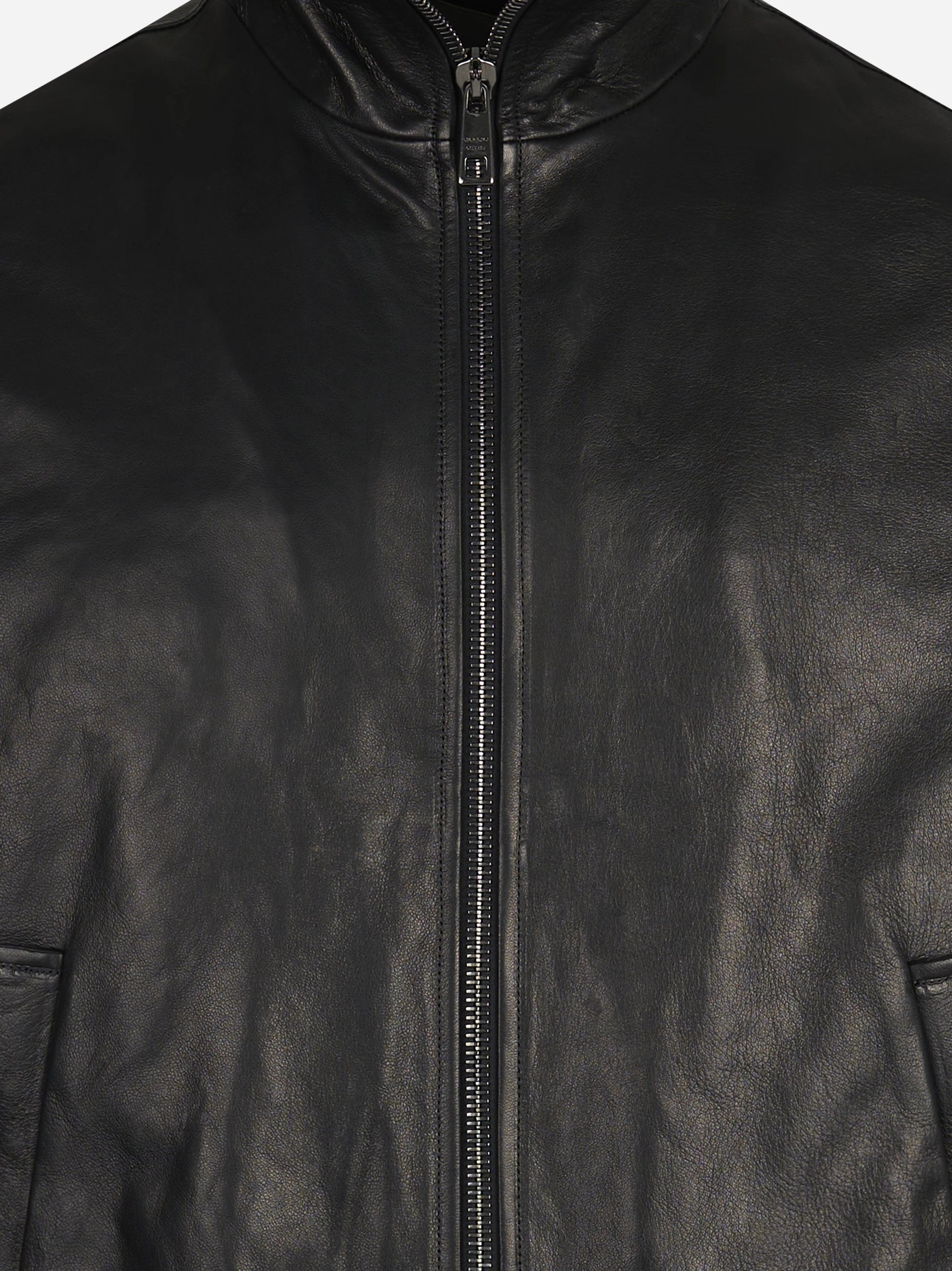 Bomber oversize in pelle con collo alto nero - dettaglio del prodotto