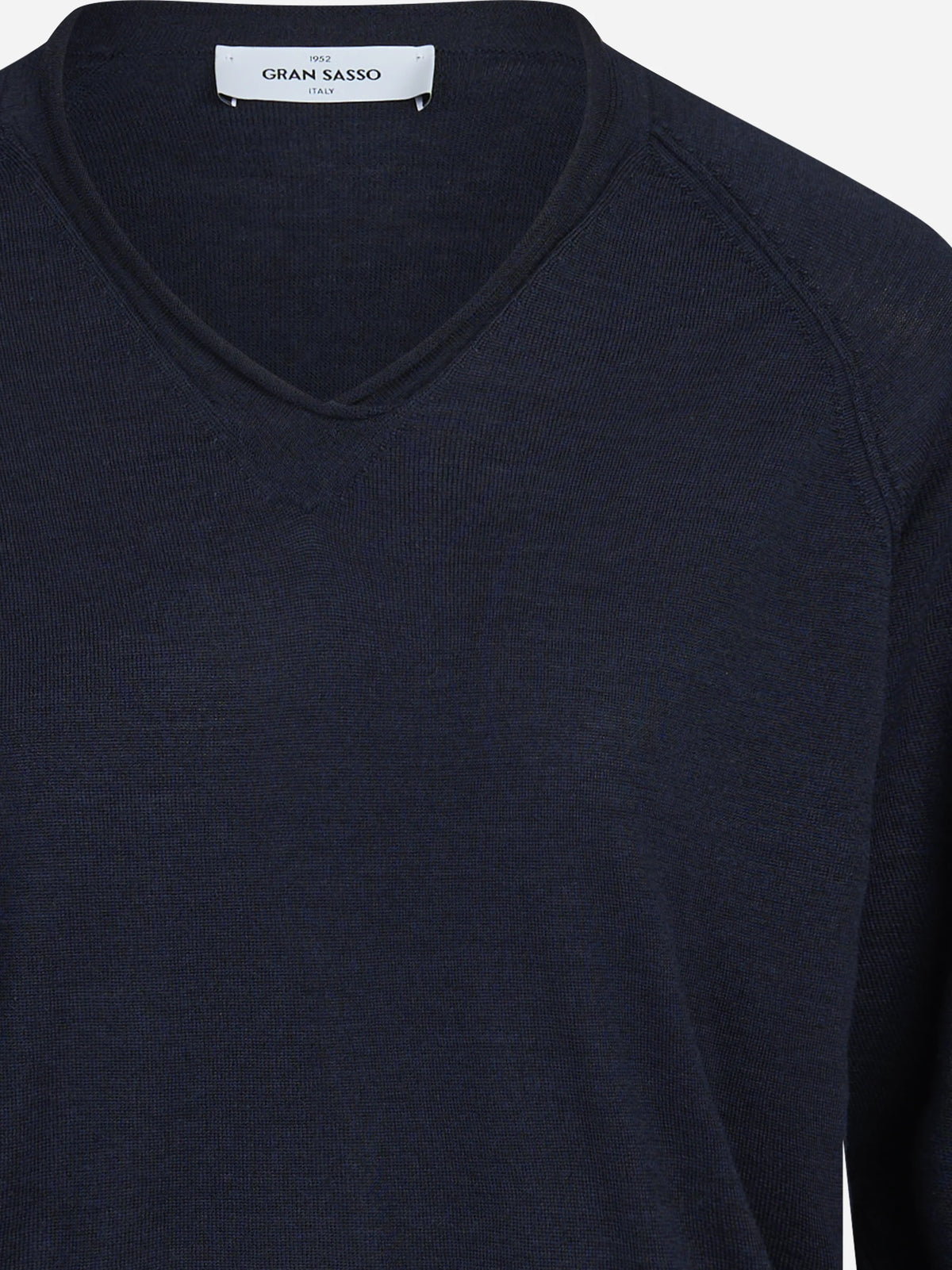 Maglia con scollo a V in lana e seta blu - dettaglio del prodotto