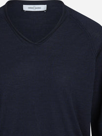 Maglia con scollo a V in lana e seta blu - dettaglio del prodotto