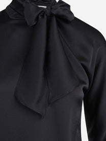 Blusa in raso di seta con fiocco nera - dettaglio del prodotto