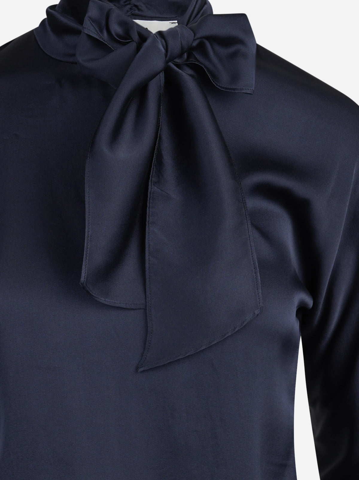 Blusa in raso di seta con fiocco blu - dettaglio del prodotto