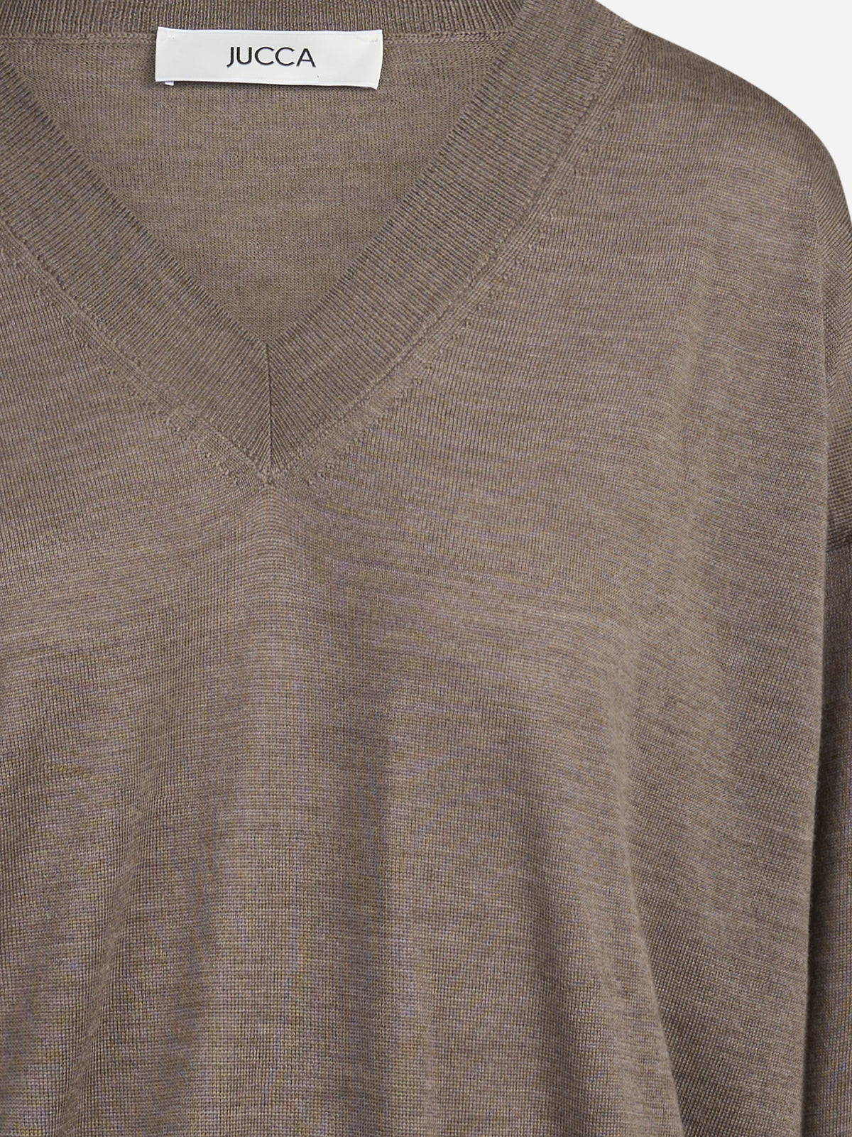 Maglia oversize con scollo a V marrone - dettaglio del prodotto