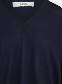 Maglia oversize con scollo a V blu - dettaglio del prodotto