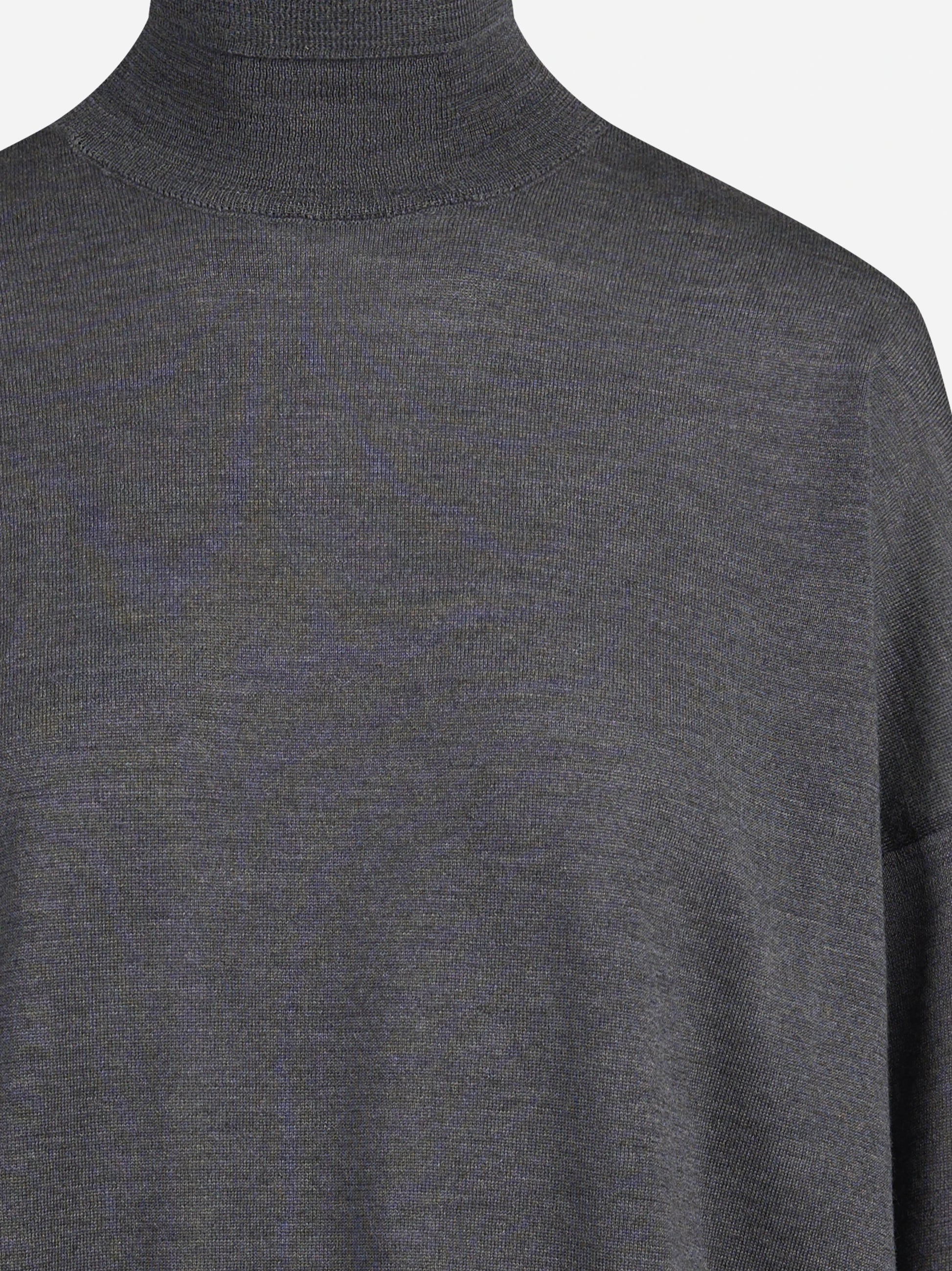 Maglia dolcevita oversize grigia - dettaglio del prodotto