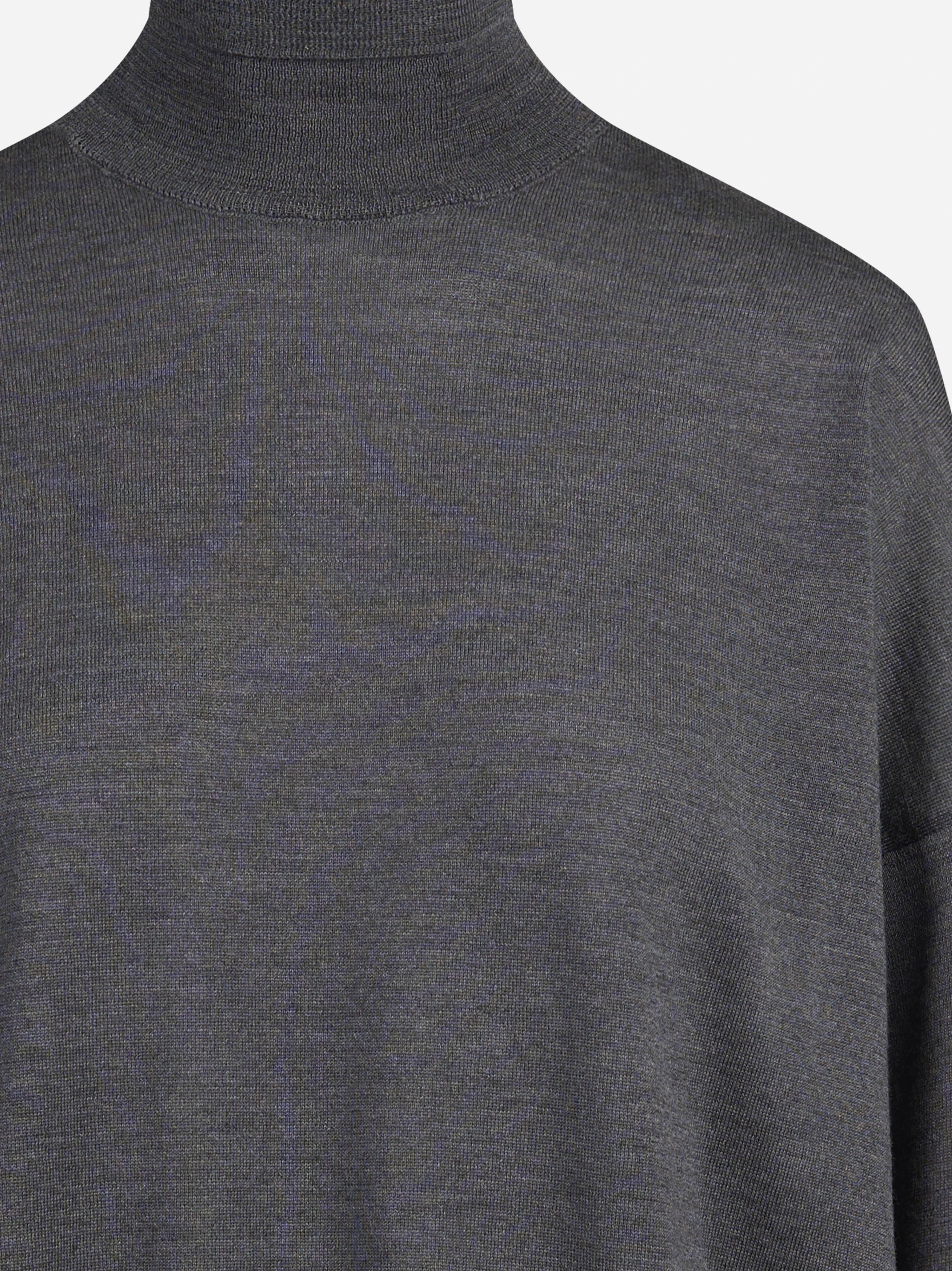Maglia dolcevita oversize grigia - dettaglio del prodotto