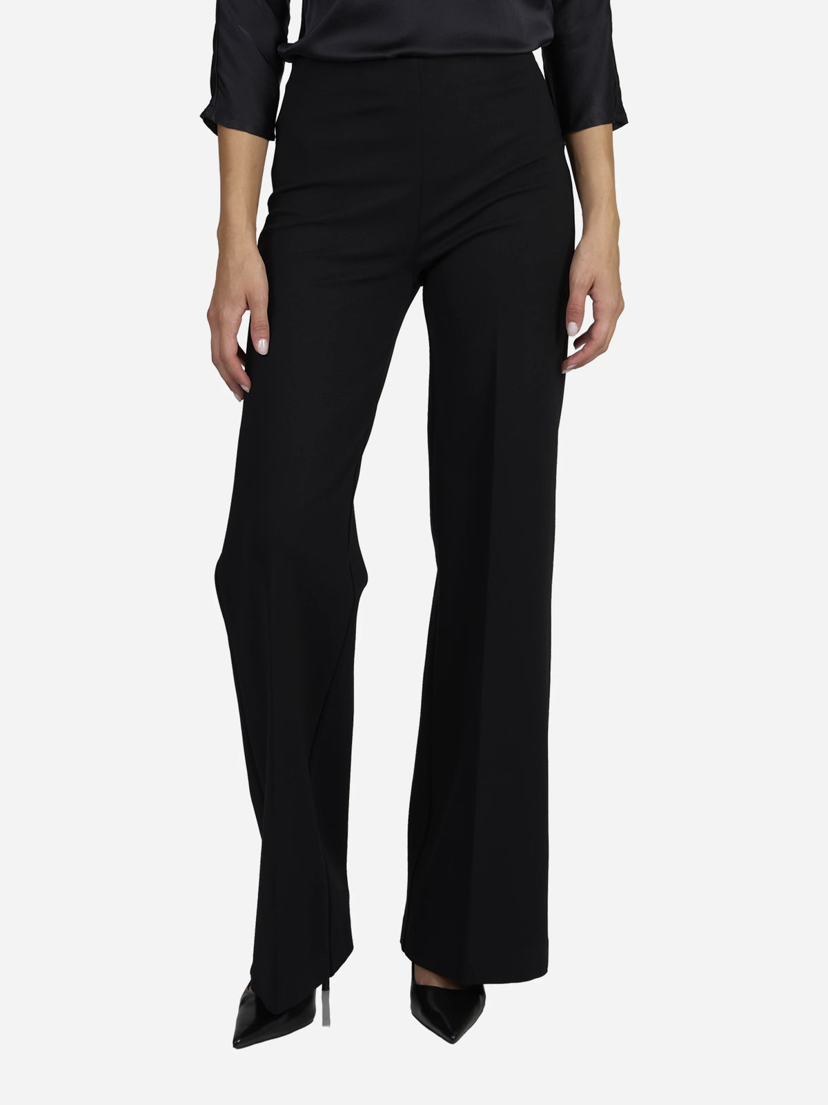 Pantaloni wide leg in viscosa neri - indossato, vista frontale