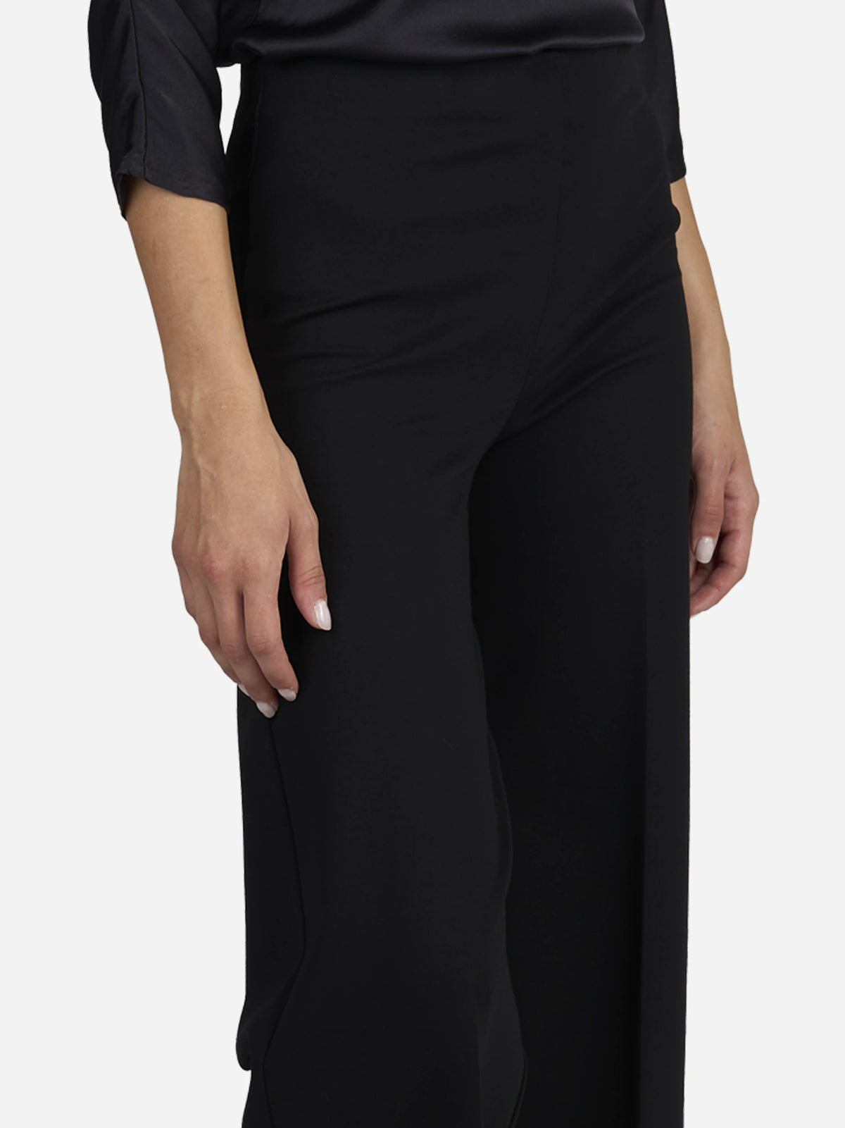 Pantaloni wide leg in viscosa neri - dettaglio indossato