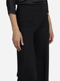 Pantaloni wide leg in viscosa neri - dettaglio indossato