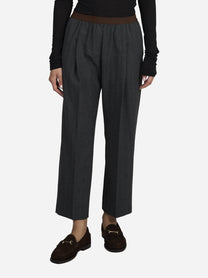 Pantaloni con vita elasticizzata grigi - indossato, vista frontale