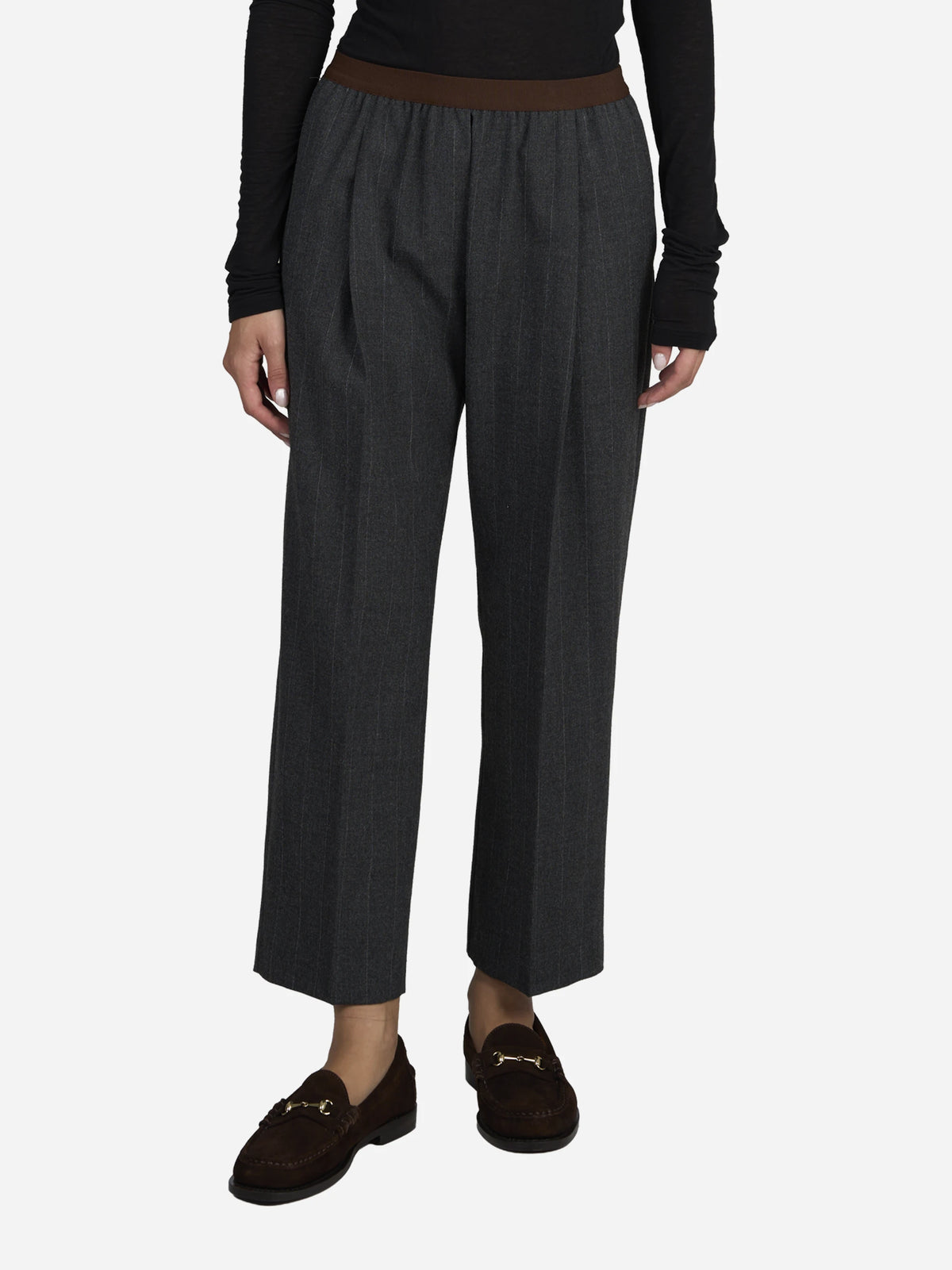 Pantaloni con vita elasticizzata grigi - indossato, vista frontale