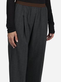 Pantaloni con vita elasticizzata grigi - indossato, dettaglio prodotto