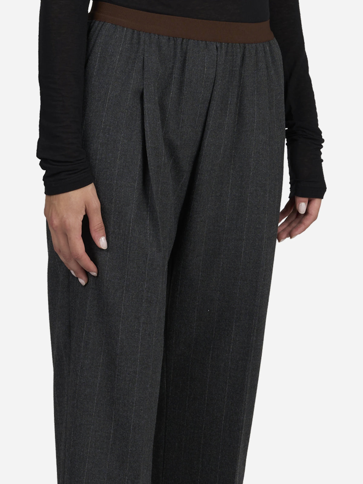 Pantaloni con vita elasticizzata grigi - indossato, dettaglio prodotto