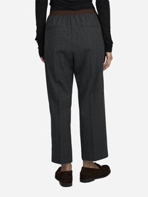 Pantaloni con vita elasticizzata grigi - indossato, vista posteriore
